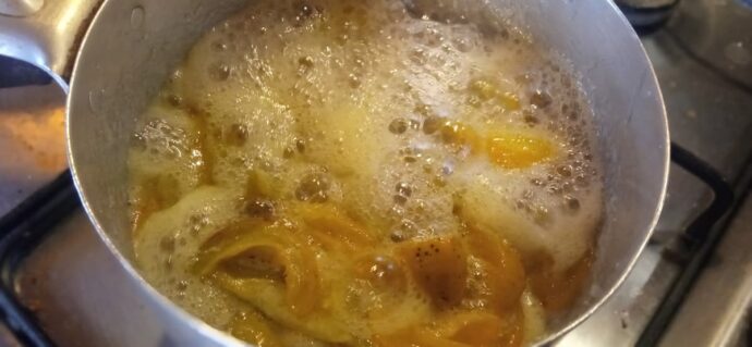 Дольки японской айвы (хеномелеса) варятся в густом кипящем сахарном сиропе в кастрюле © blumgarden.ru