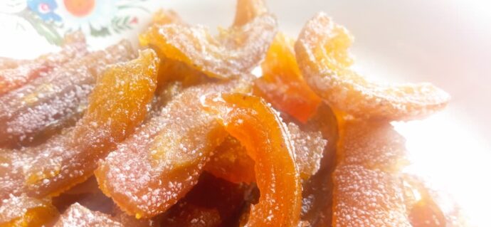 Домашние цукаты из японской айвы (хеномелеса), обвалянные в сахарной пудре, крупным планом © blumgarden.ru