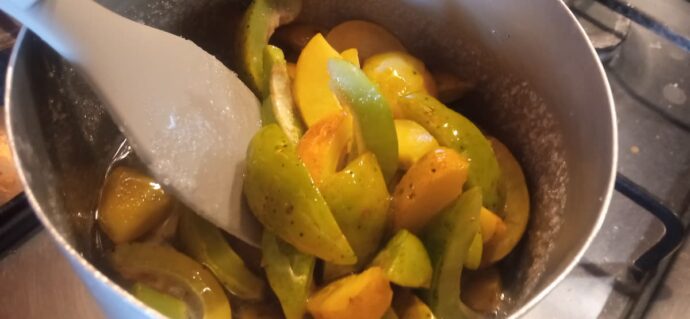 Процесс перемешивания долек айвы японской в густом сахарном сиропе силиконовой лопаткой © blumgarden.ru